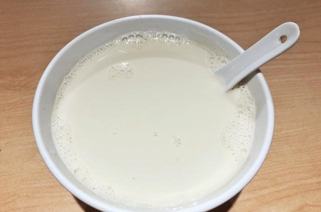 咸豆浆清浆起花,加入酱油,香菜,榨菜,虾皮和油条,便是一碗咸豆浆(素食