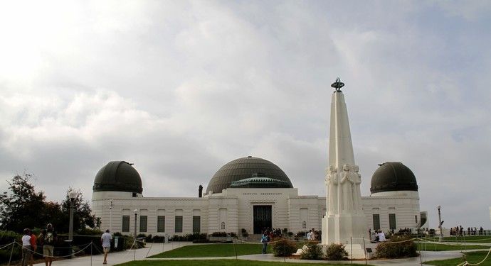 格里菲斯天文台位于洛杉矶西北山顶,是拍摄好莱坞标志最佳拍摄点
