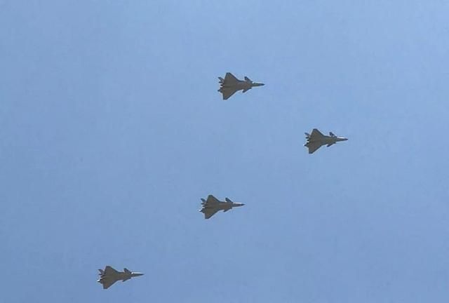 现代化的战斗机,还需要练习编队飞行吗?|狼山|编队|僚机_新浪新闻