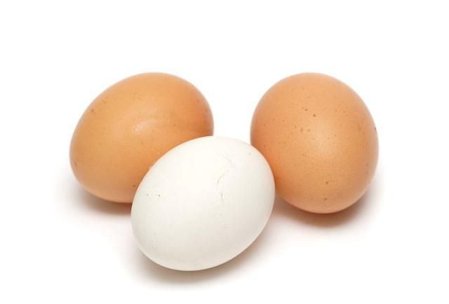 鸡蛋是椭圆形的,表面很光滑