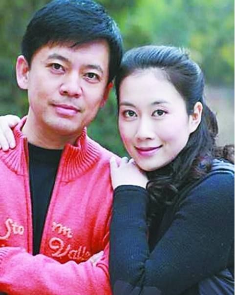 56岁何政军全家近照,与妻子恩爱26年无绯闻,女儿名字有深意!