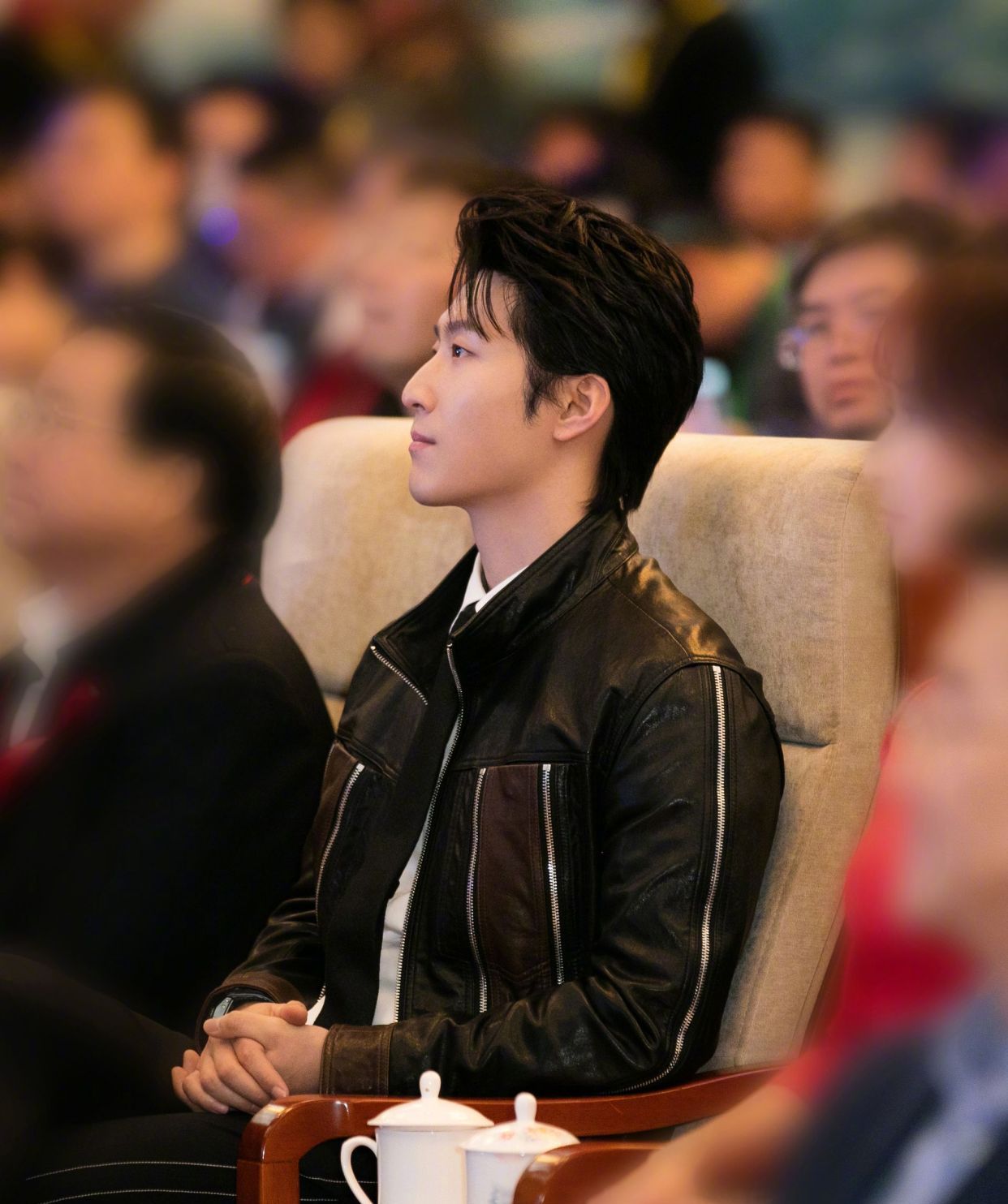 窦骁身帅气活动照,身穿拼接黑色皮衣,随性洒脱又自在不羁