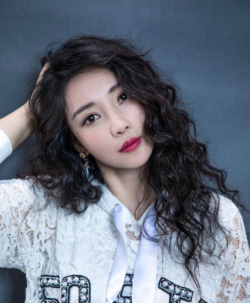 柳岩为迎接七夕,特意去烫了大卷,烫发后更有韵味了