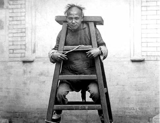 晚清处置犯人的老照片:图4在挨板子,图5的方式惹人深思