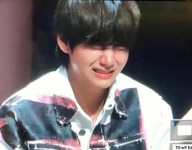 在粉丝签名会上发现哭泣的粉丝后一起哭泣的防弹少年团金泰亨