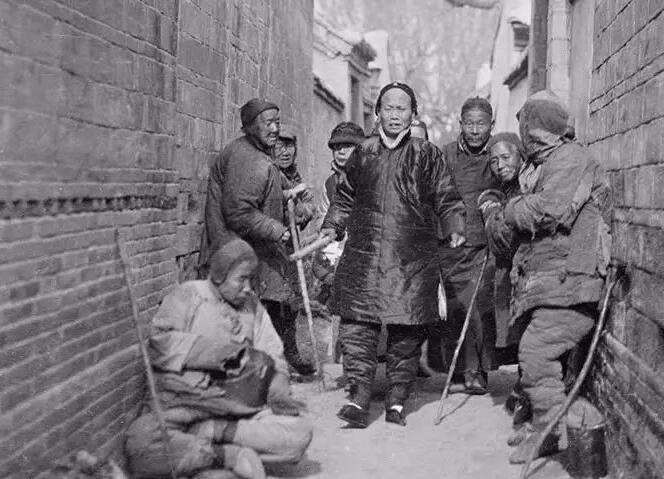 民国时期的乞丐老照片,衣衫褴褛,最后一张让人很心酸|乞丐|老头|乞丐们_新浪新闻