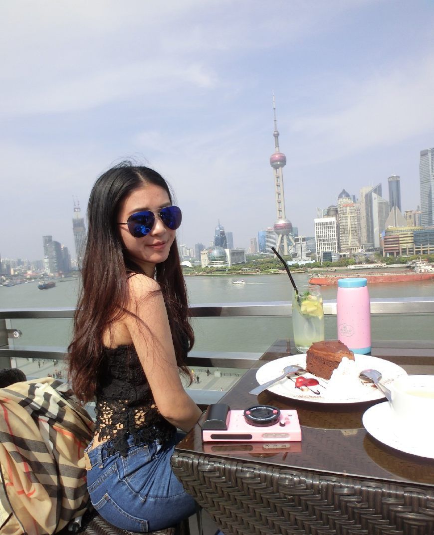 街拍上海外滩附近的时尚美女为外滩增添了美丽的风景