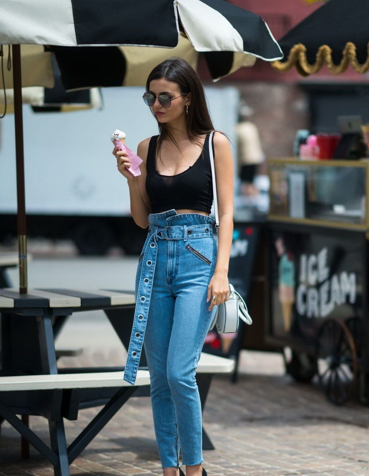 她因主演《胜利之歌》中的tori vega和《住校日记》中的lola martinez