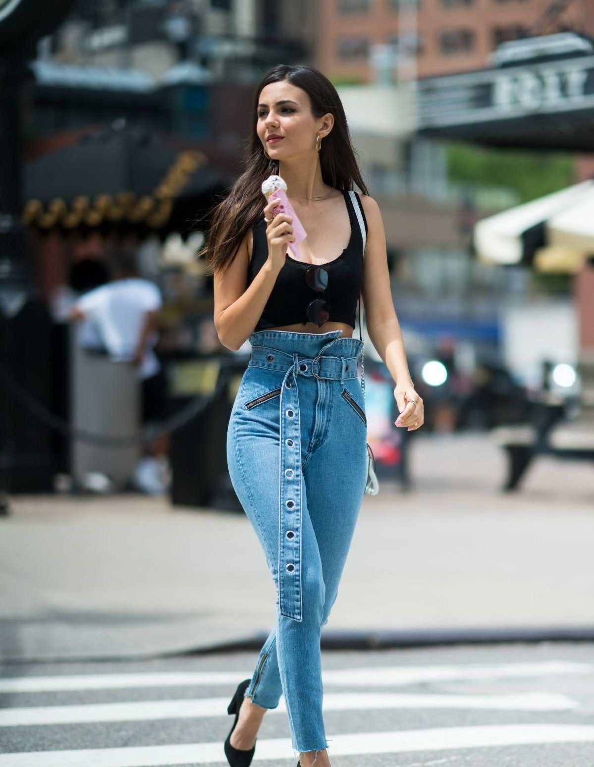 她因主演《胜利之歌》中的tori vega和《住校