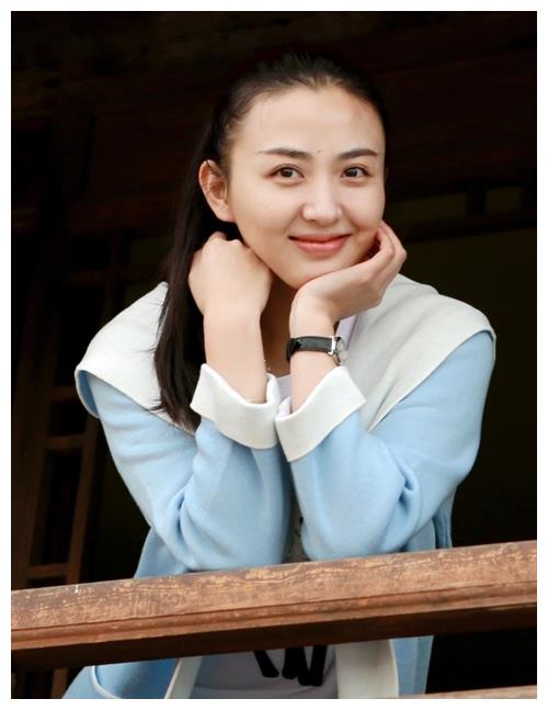 本是杨幂助理,因漂亮被导演看中,与胡歌同台一