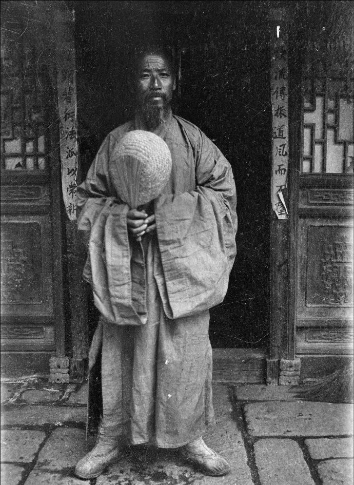 镜头下的民国僧道:图四为泰山朝阳洞道士,图六为肉身菩萨