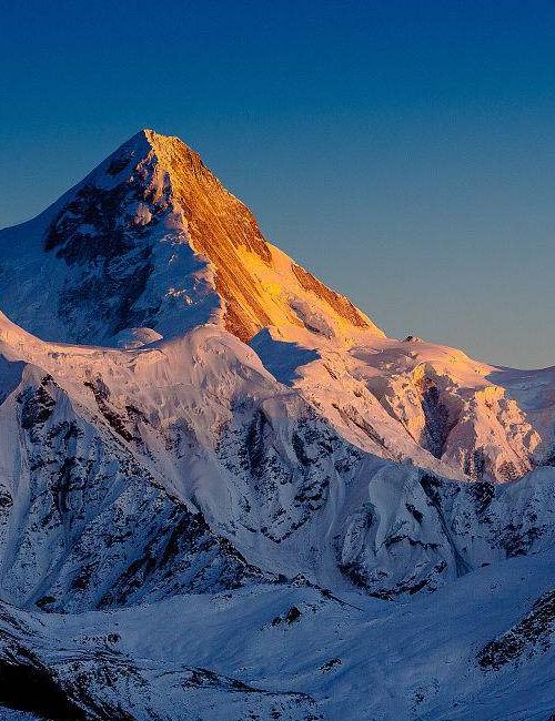 仙乃日神山如一尊慈善安祥的大佛，段位在莲花台上