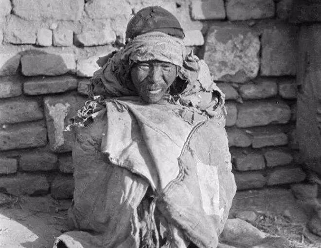 衣衫褴褛的乞丐乞丐的穷酸样让人很无语乞丐老头的表情乞丐长胡子老头