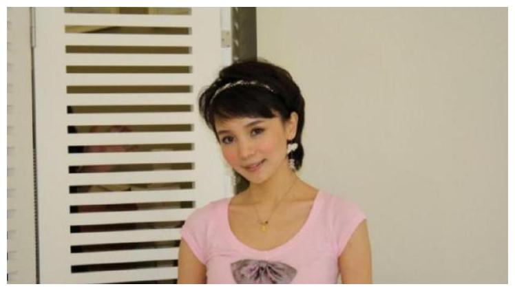 刘钇彤的原名叫刘雪菲,她在十六岁的时候就拍摄了自己的第一部作品