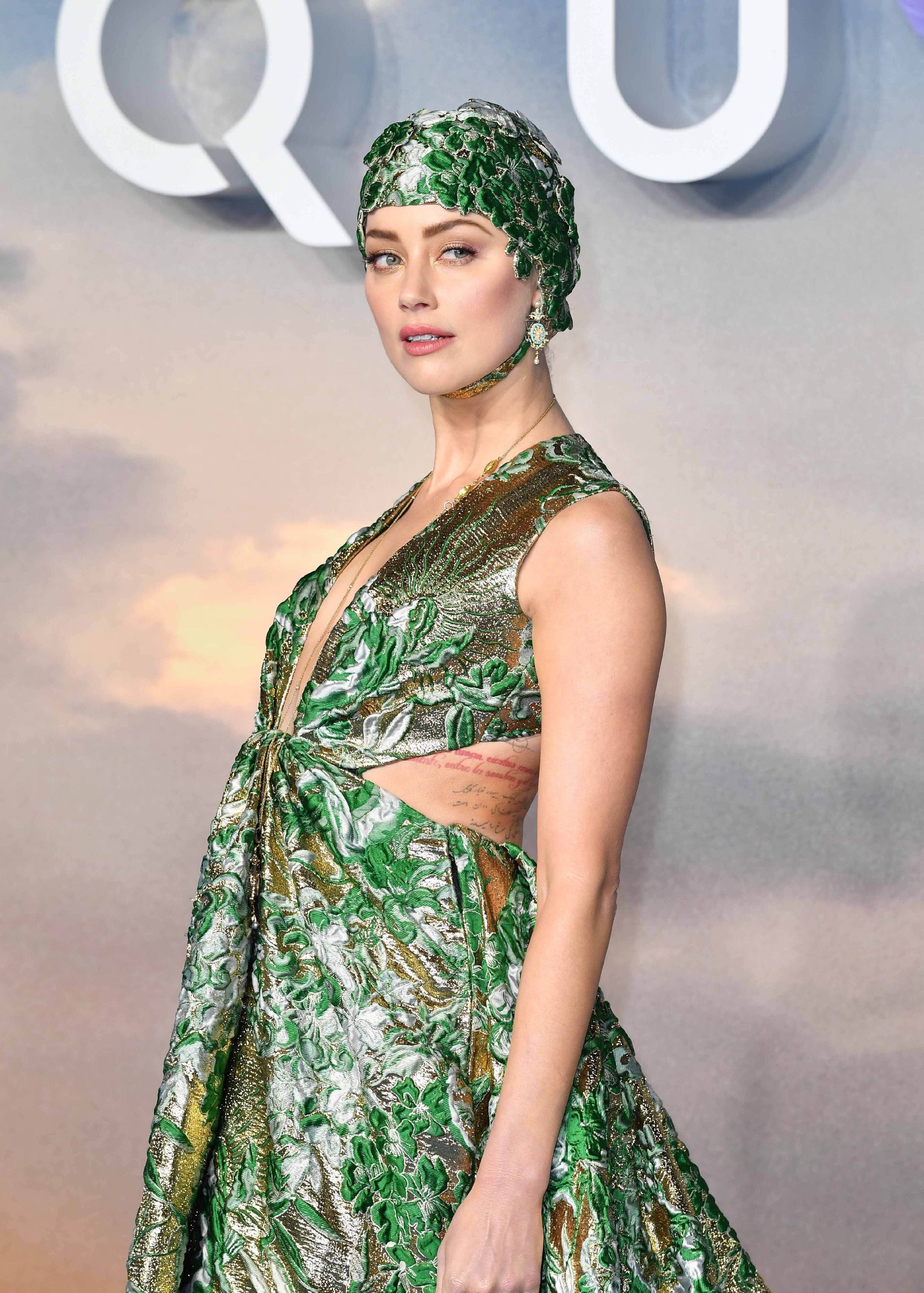 当地时间11月26日,电影《海王》在伦敦举行首映,海后amber heard艾梅