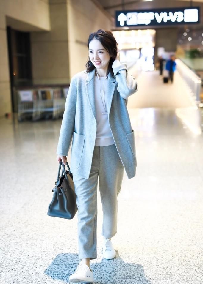 组图:董璇穿毛呢大衣现身机场超清爽 与粉丝合影亲切随和