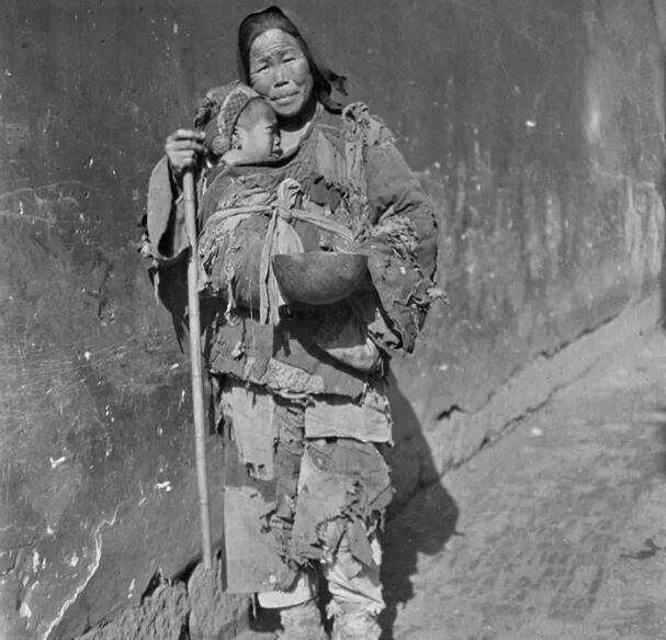 破单子的乞丐满脸褶子的乞丐乞丐小伙,还在笑乞丐们聚集在一起衣衫