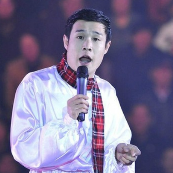 小沈阳深情的唱歌,性感的小眼神真的是太迷人了!