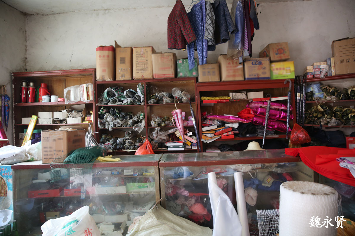 秦岭大山里这个乡撤了,小镇上留下的商店还是老供销社的模样