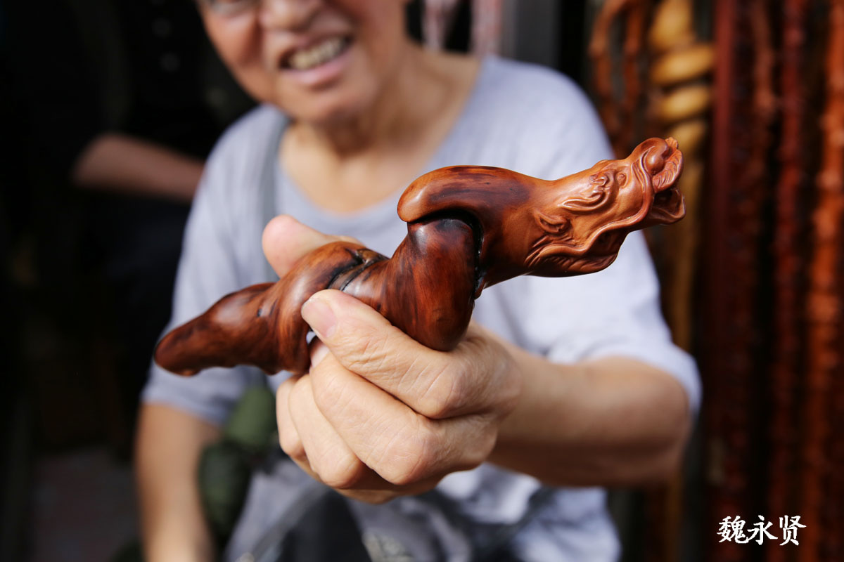 西安60后收藏上千檬子木拐杖现在成了他的摇钱树