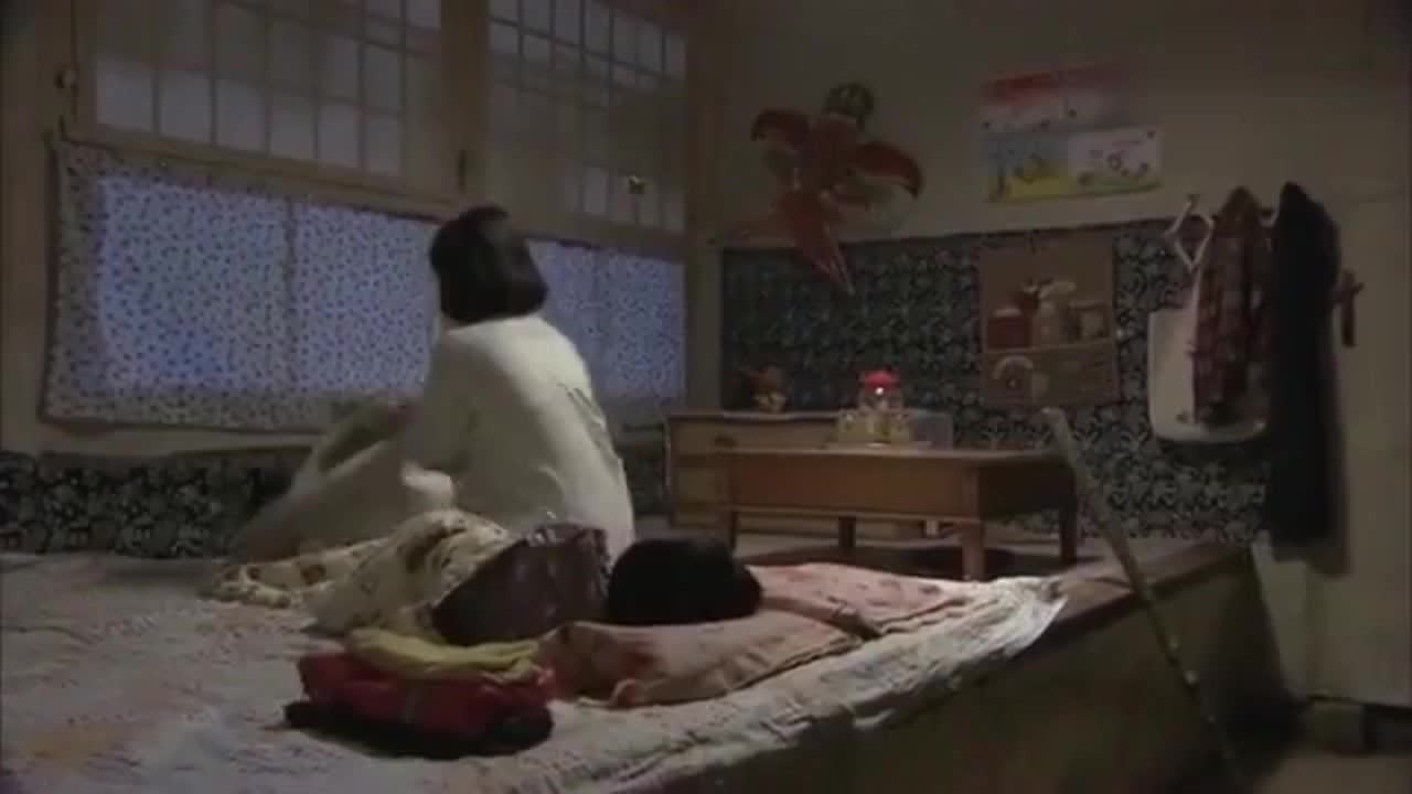 村里寡妇挺漂亮,半夜总有人翻墙偷看