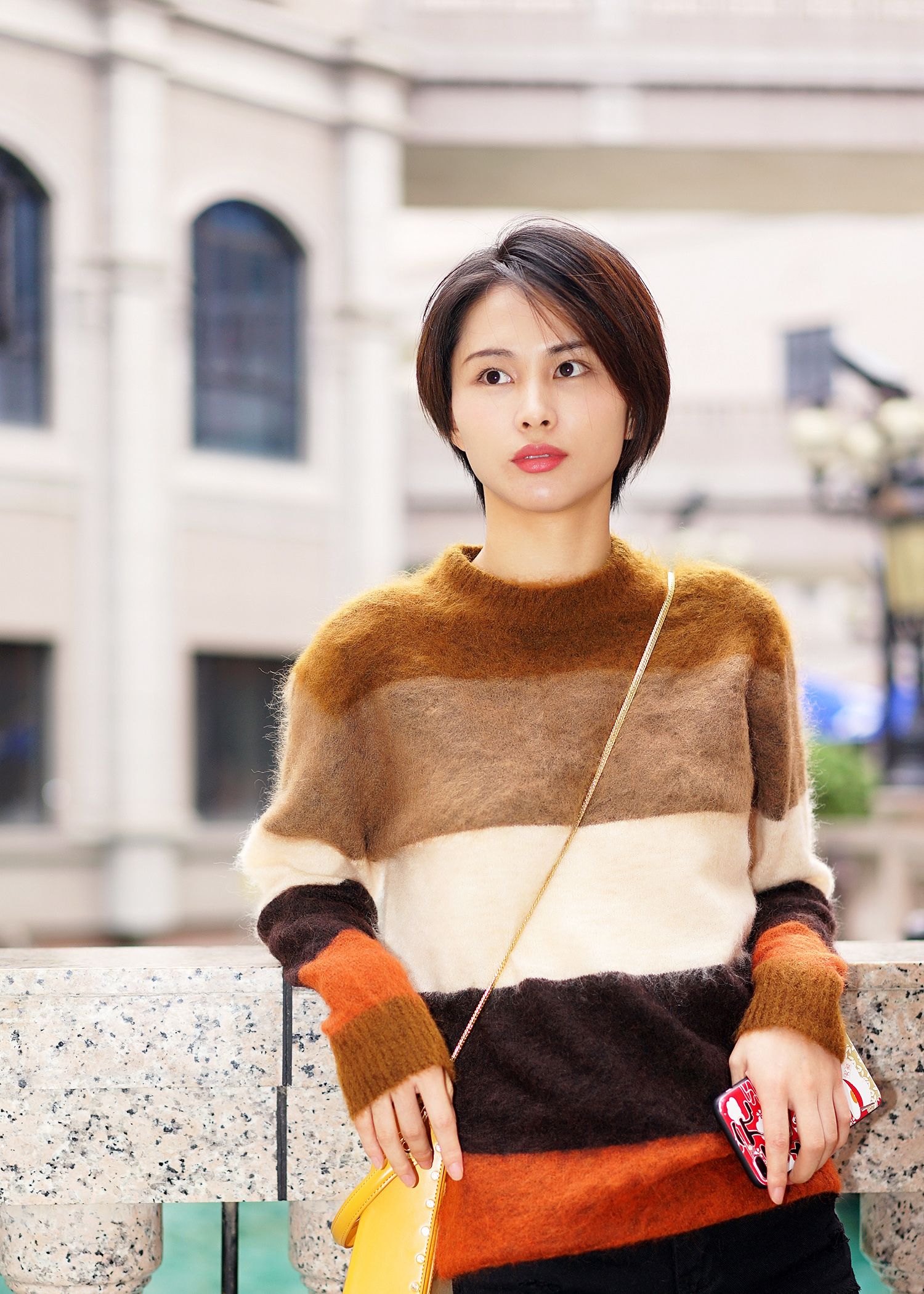 人物摄影穿毛衣短裤靴子的女孩展现不一样的个性美