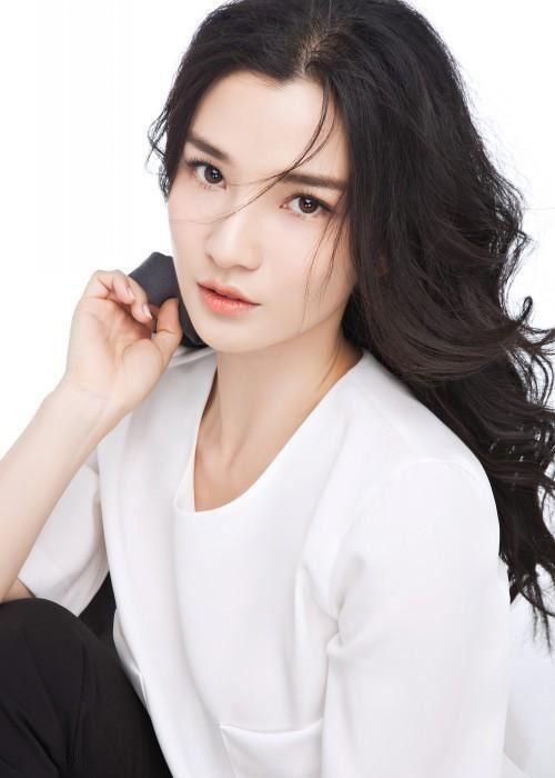 明星王艺曈,娱乐圈影视女演员,是个有灵气,可塑性强的女艺人