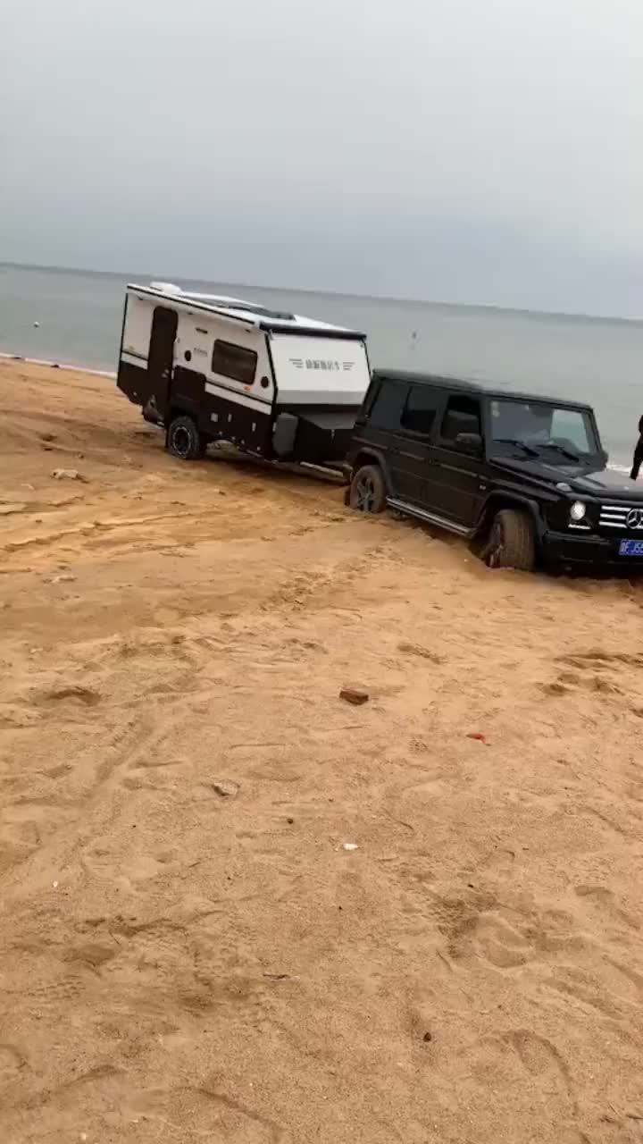 奔驰大g这是在干啥呢拉着房车海边越野土豪就是任性