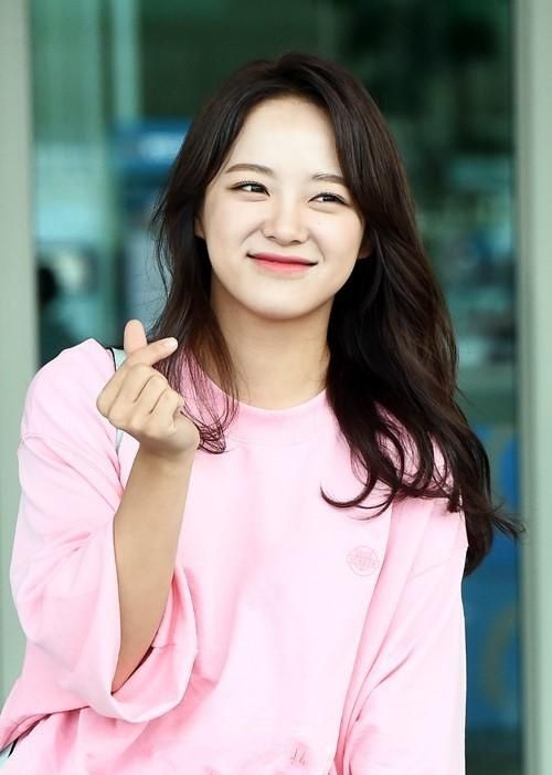 韩国女团gugudan成员金世正现身机场粉色上衣甜美迷人