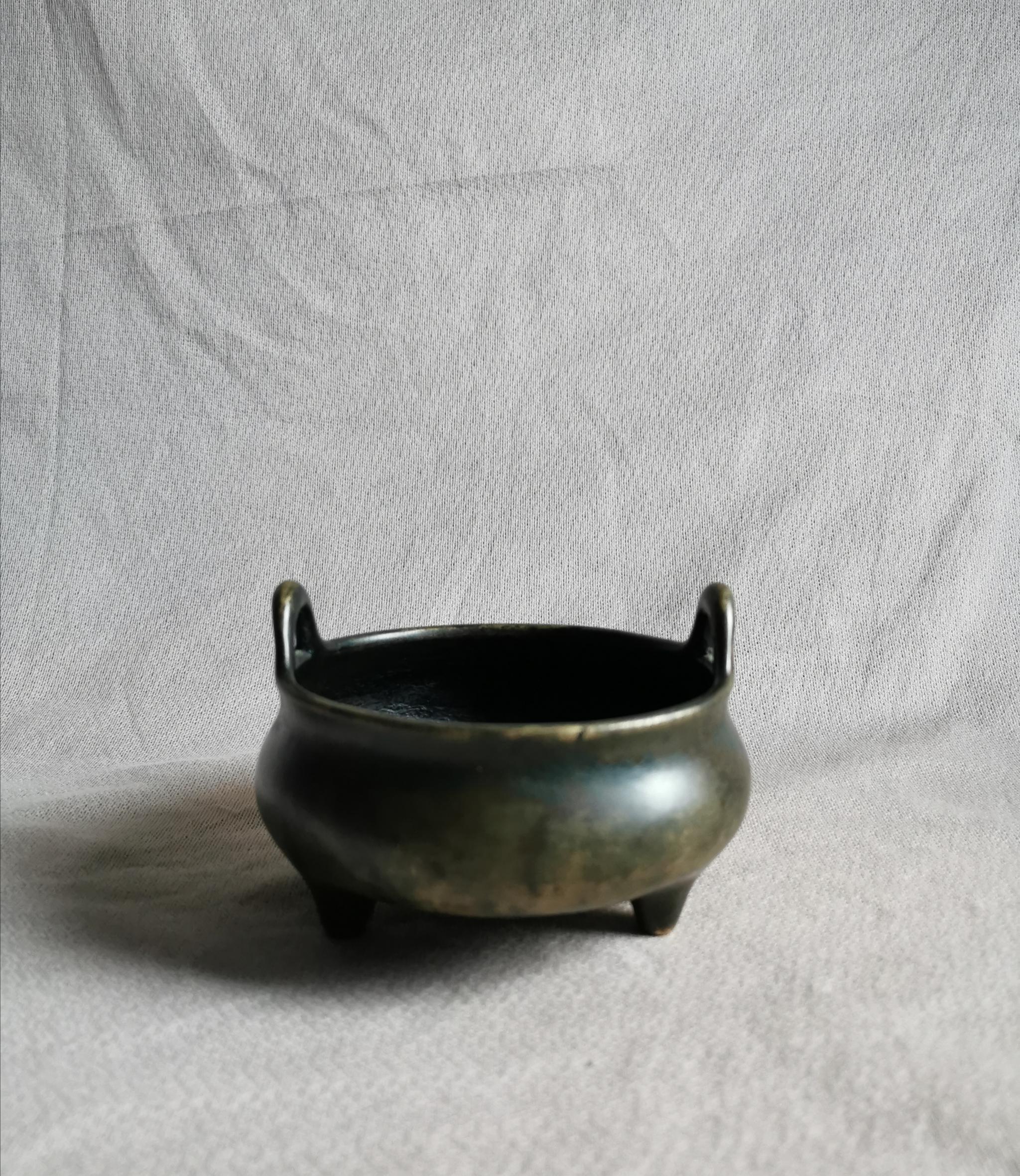 俗称"宣德炉",据记载宣德一朝铸铜炉五千座,造型多仿商周铜鼎样式,在