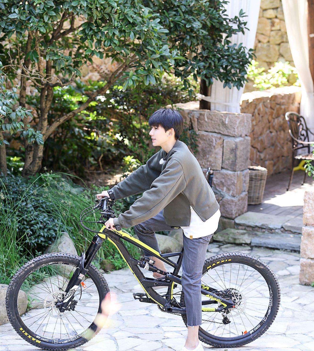 提问王源 都是骑车 为什么你能把最后一辆骑得这样霸气