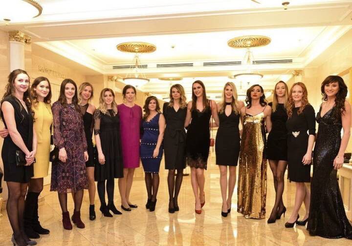 冈察洛娃等众球星出席莫斯科迪纳摩俱乐部酒会,时尚美艳堪比超模