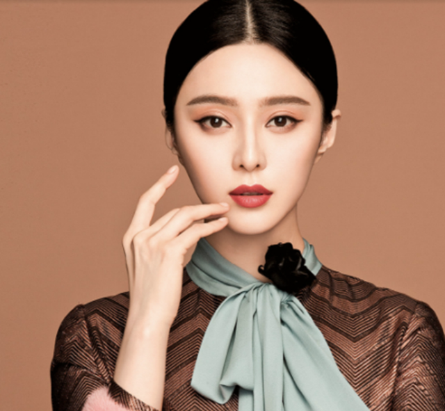 化妆了,给其他女孩留点尊严吧,一头波浪般的秀发随风飞舞,如月的凤眉