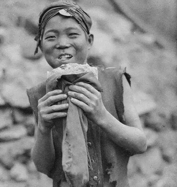 衣衫褴褛的乞丐乞丐的穷酸样让人很无语乞丐老头的表情乞丐长胡子老头