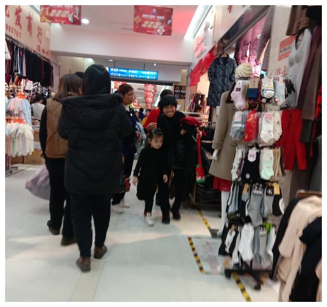 我带大家逛一下温州火车站的地下商场服装批发市场