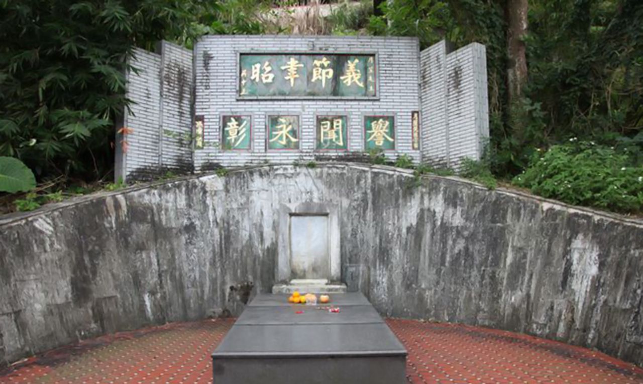 后,葬在了台北汐止一处小学的后山之上,通往杜月笙墓地的路有水泥硬化