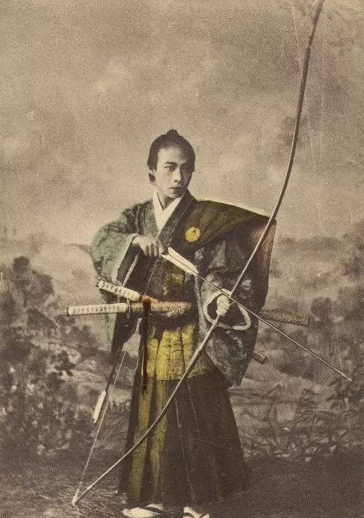 19世纪日本末代武士珍贵旧照,身着甲胄目露凶光,亮点却在身高上