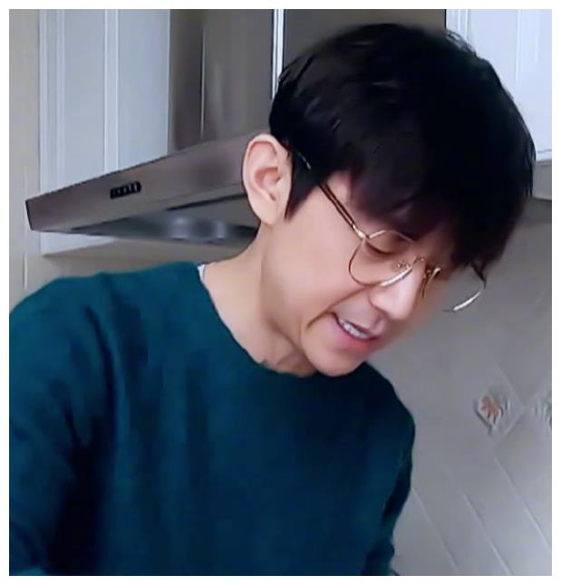 何炅纯素颜照公开,真爱粉看后都不相信