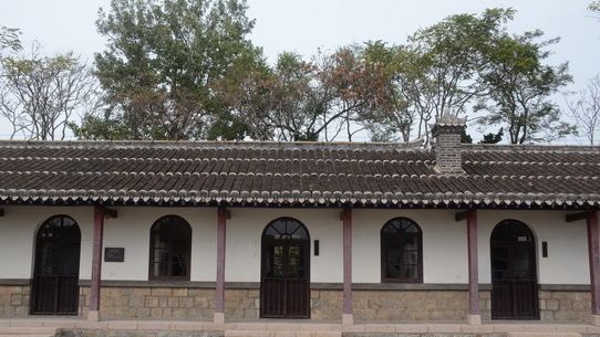 北洋水师学堂旧址,进内部一探究竟,宿舍内务整洁,教室摆满课桌