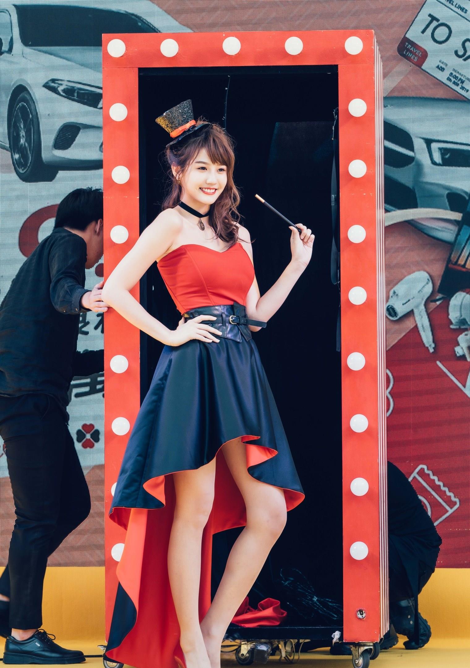 四叶草从魔术箱中登场的方式充满创意,现场也透露自己的新歌计画.