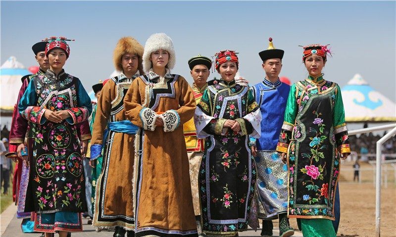 七月骄阳似火,蒙古族帅哥美女穿蒙袍展示民族服饰美