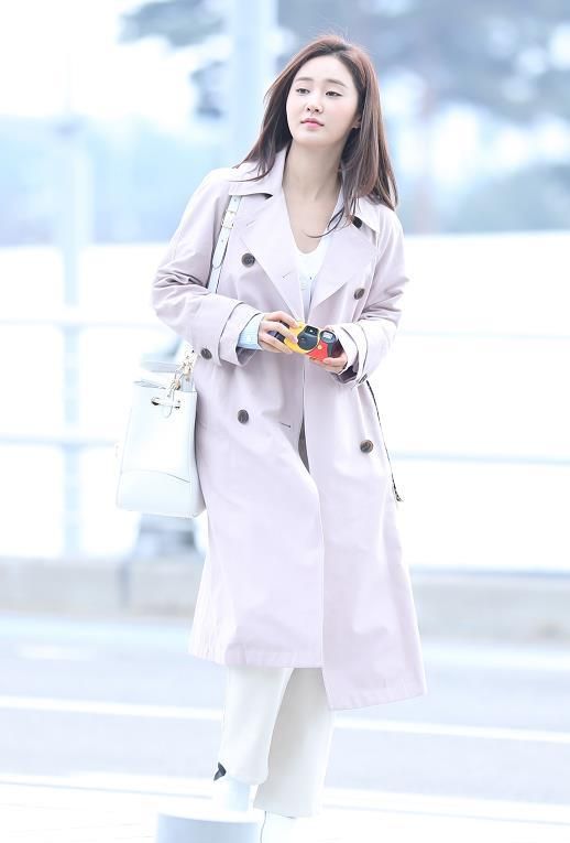 少女时代权俞利现身机场,粉嫩色风衣尽显知性气质!