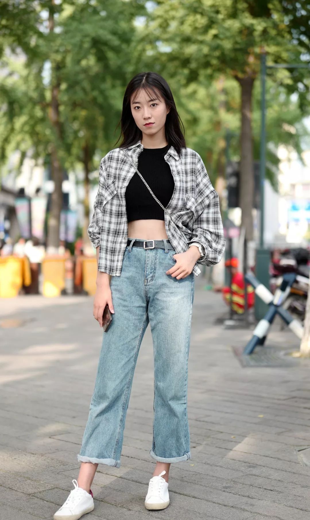 街拍 美丽小姐姐穿搭普通又时尚的紧身上衣 女人味十足 街拍 美丽小姐姐穿搭普通又时尚的紧身上衣 女人味十足