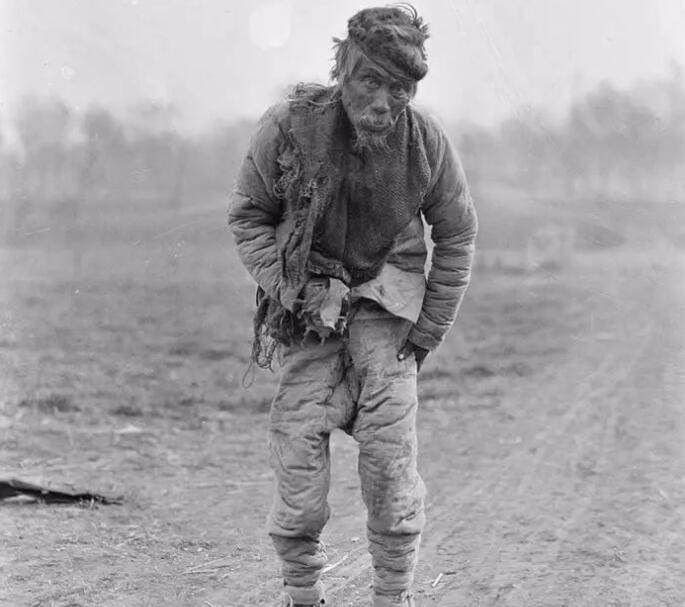 破单子的乞丐满脸褶子的乞丐乞丐小伙,还在笑乞丐们聚集在一起衣衫