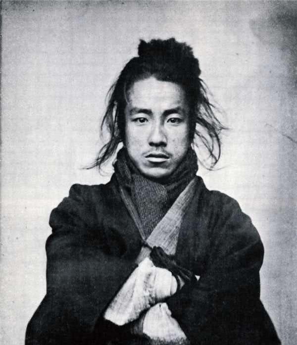 19世纪日本末代武士珍贵旧照 身着甲胄目露凶光 亮点却在身高上