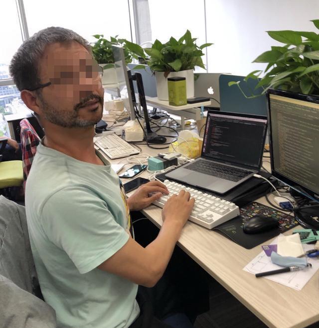 25岁程序员像70岁,满头白发,出门不敢跟妻子走一起
