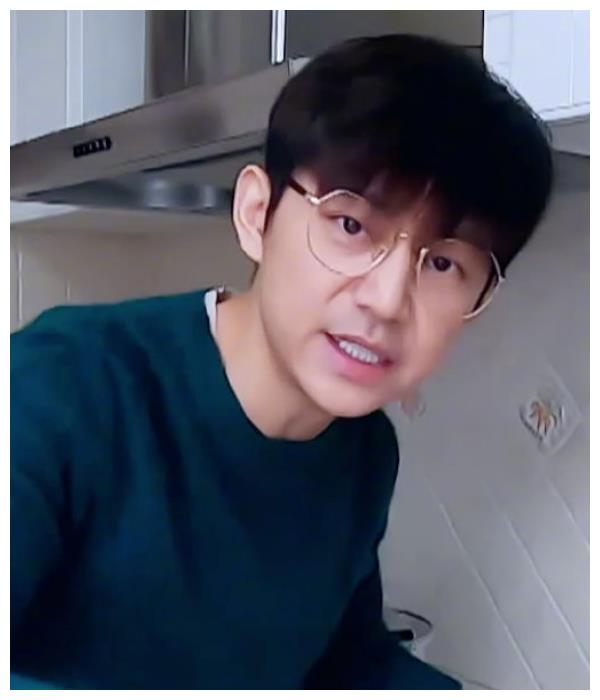 何炅纯素颜照公开,真爱粉看后都不相信