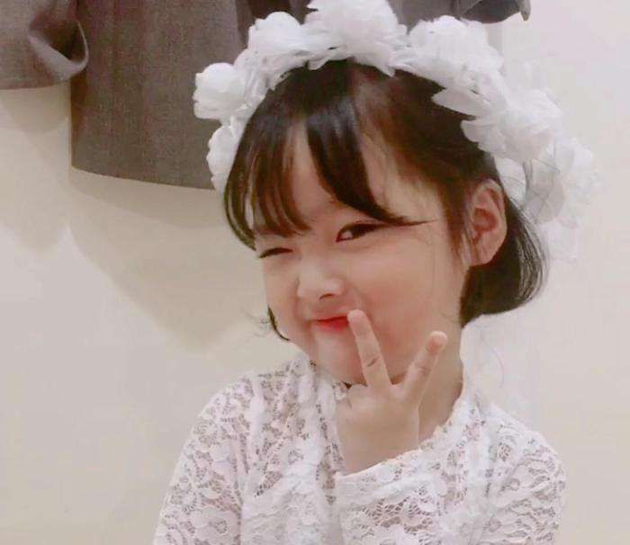权律二不愧是表情大佬,生活照都是萌萌哒的表情包,太招喜欢了!