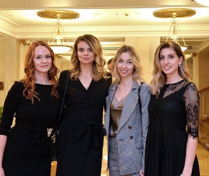 冈察洛娃等众球星出席莫斯科迪纳摩俱乐部酒会,时尚美艳堪比超模