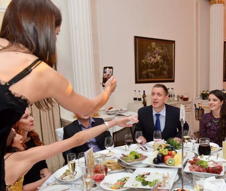 冈察洛娃等众球星出席莫斯科迪纳摩俱乐部酒会,时尚美艳堪比超模